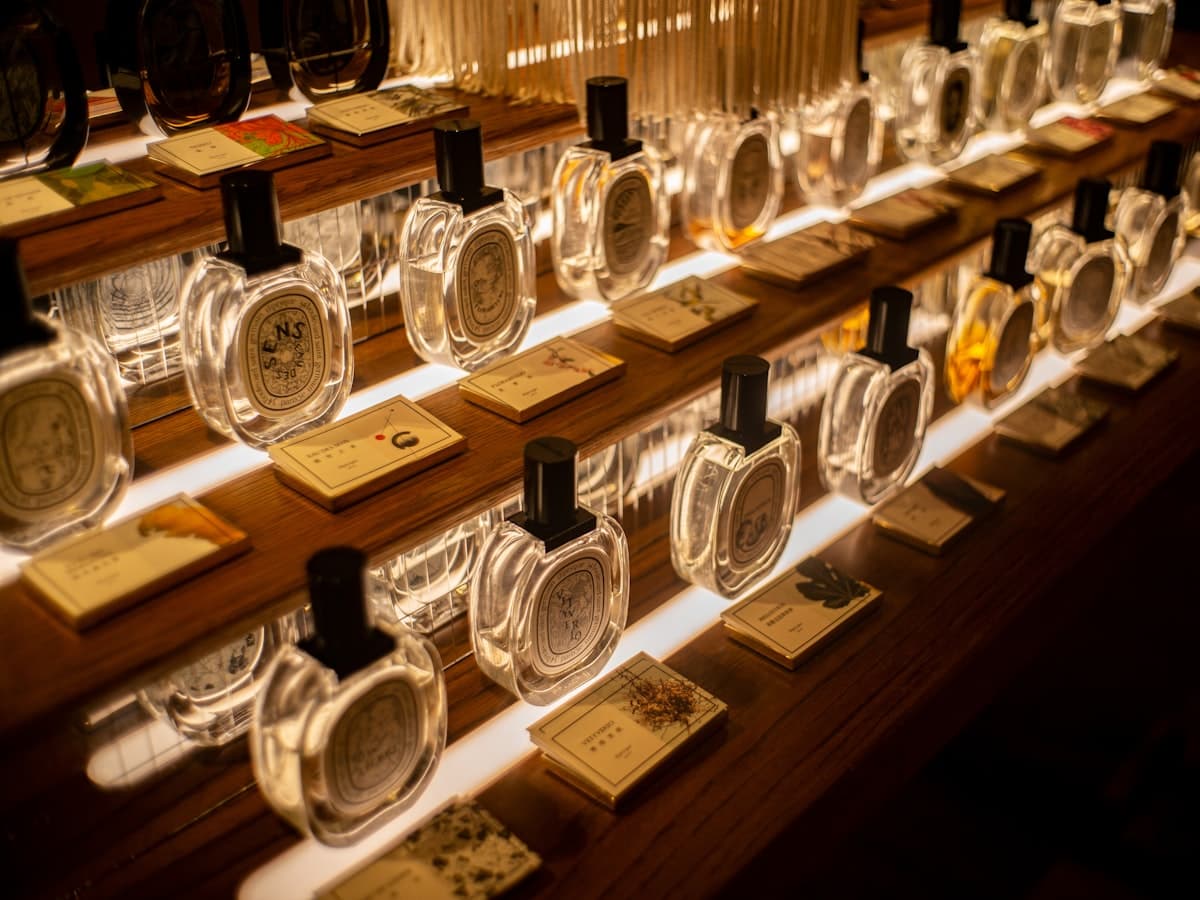 Interior de una perfumería Sillage con la colección en exhibición